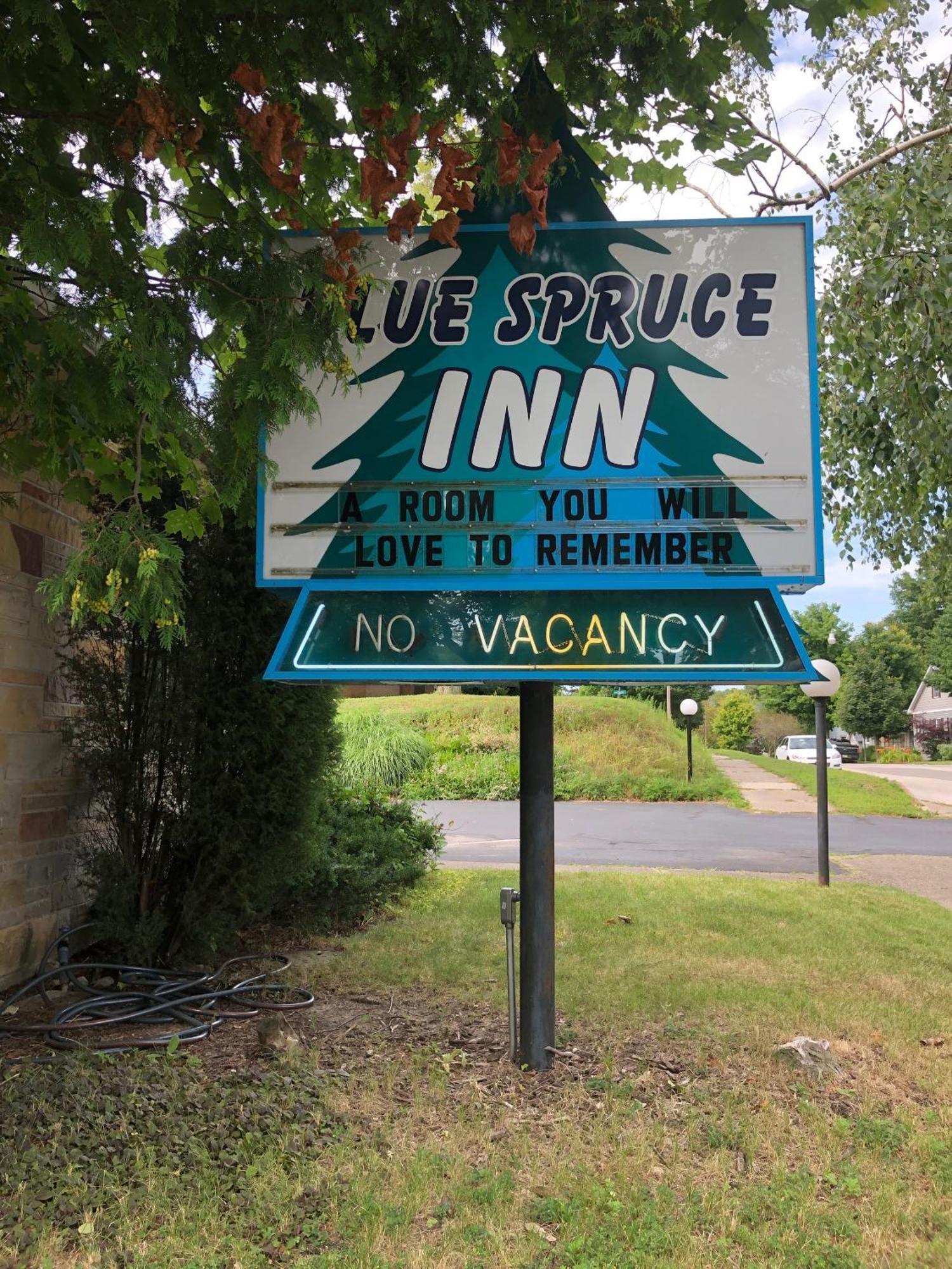 Ludington Blue Spruce Inn Buitenkant foto